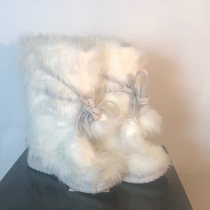 Fake fur boots